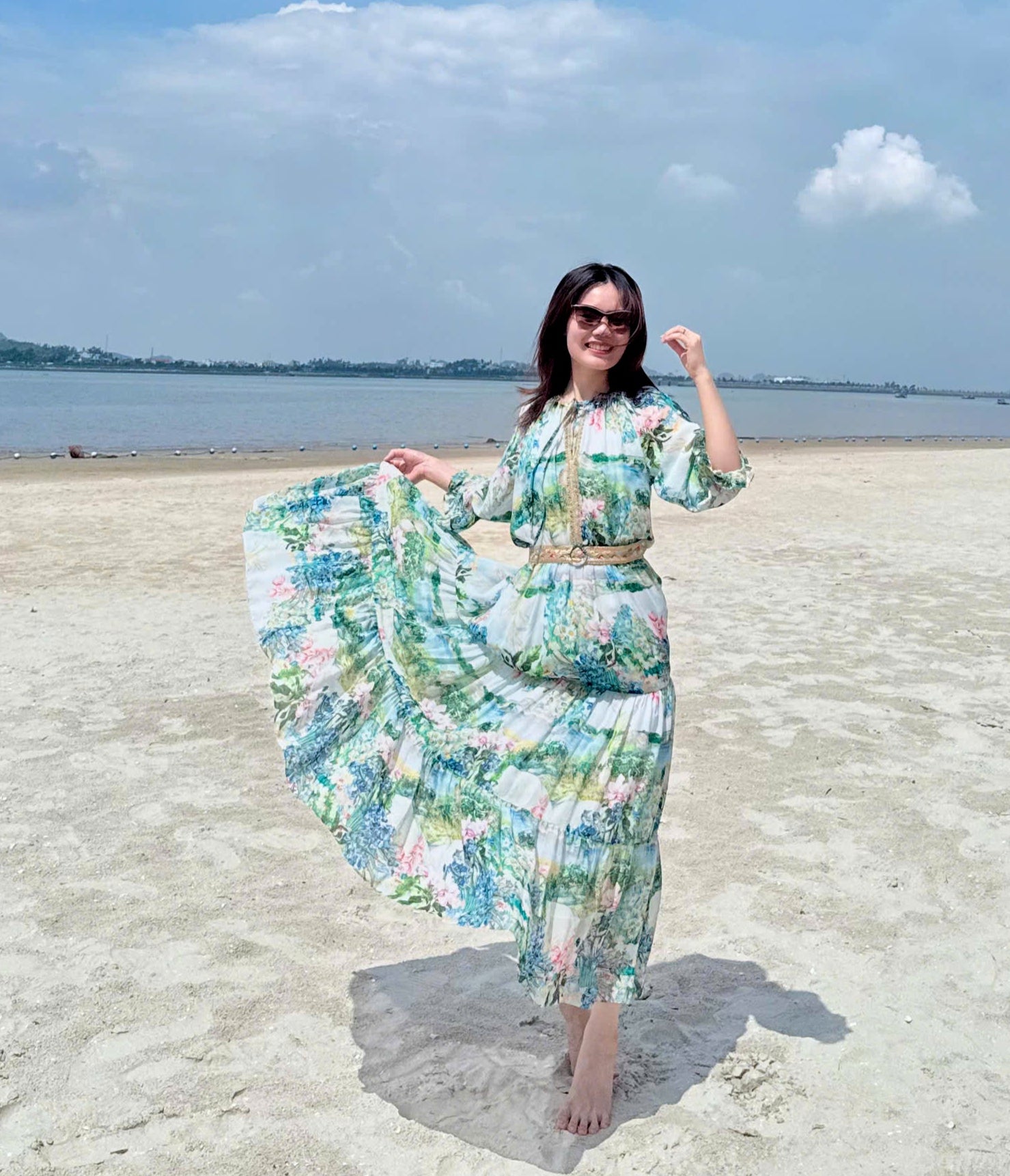 Váy maxi đi tiệc và đầm đi du lịch nghỉ dưỡng họa tiết hoa diên vĩ tông xanh biển  dáng dài tay bồng thướt tha phối trong bối cảnh nghỉ dưỡng holiday sang trọng góc chụp phía trước