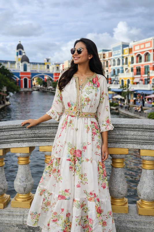 Váy maxi đi tiệc và đầm đi du lịch nghỉ dưỡng họa tiết hoa hồng Victoria Pink Rose, hình ảnh phối kính râm sang chảnh bên bến du thuyền phong cách holiday châu Âu lãng mạn
