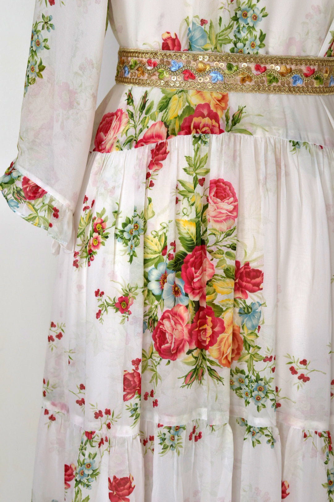 Váy maxi đi tiệc và đầm đi du lịch nghỉ dưỡng họa tiết hoa hồng Victoria Rose, ảnh studio chụp cận cảnh chỗ eo với chiết ly rủ và thắt đai đính cườm
