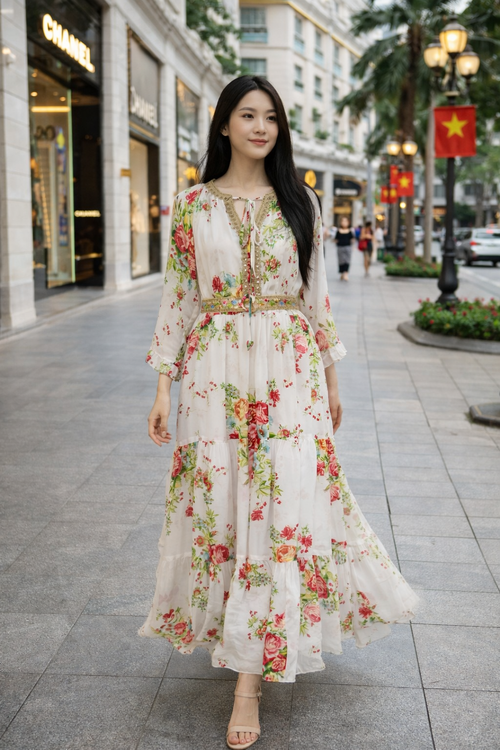 Váy maxi đi tiệc và đầm đi du lịch nghỉ dưỡng họa tiết hoa hồng Victoria Rose, hình ảnh người mẫu dạo phố đêm lãng mạn phối bối cảnh không gian đô thị thượng lưu sang trọng
