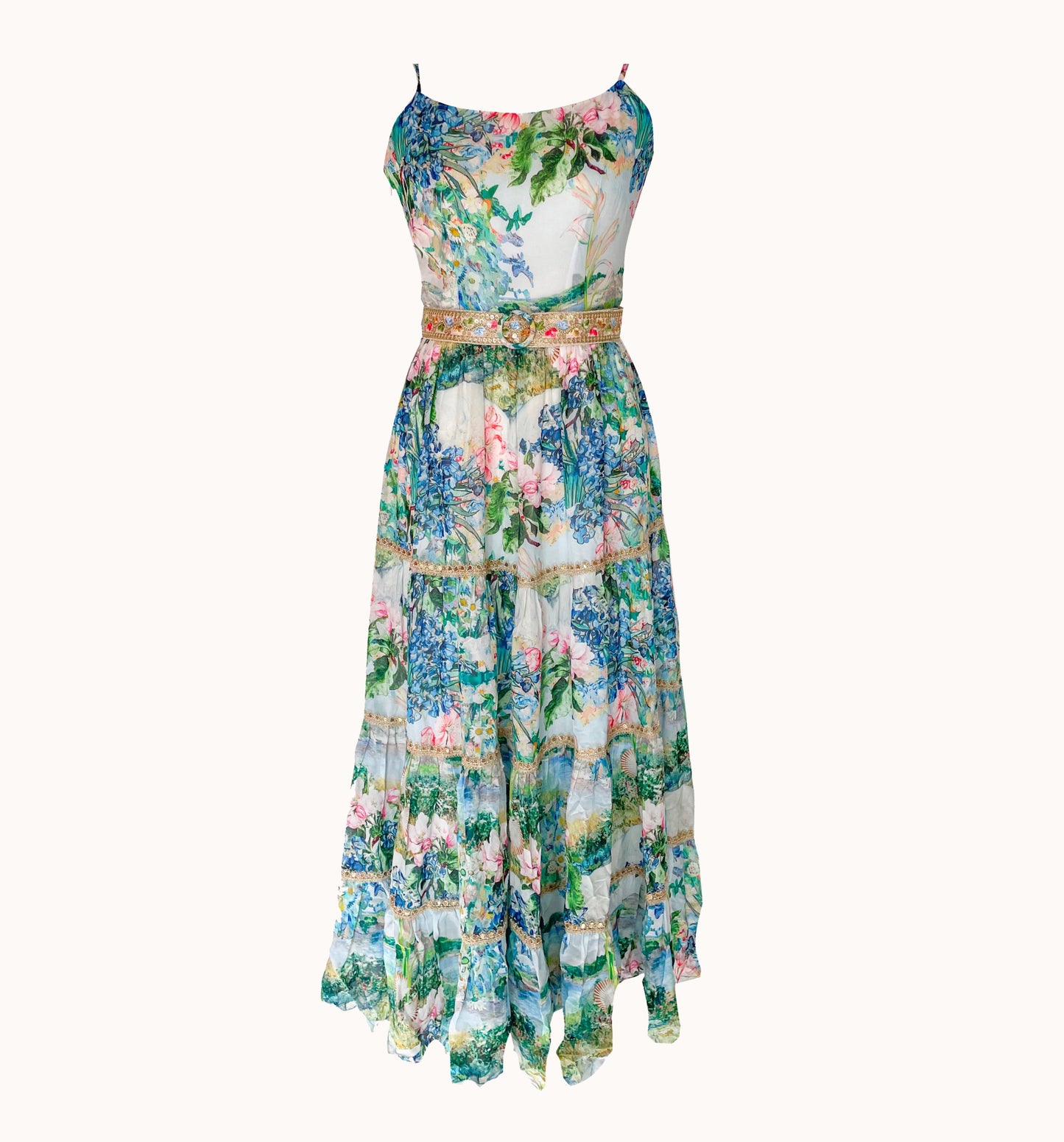 Váy maxi hai dây và đầm đi du lịch nghỉ dưỡng hoa diên vĩ màu xanh mát, chất vải Georgette Rayon 2 lớp chụp trên nền studio trắng phô diễn phom dáng dài thướt tha

