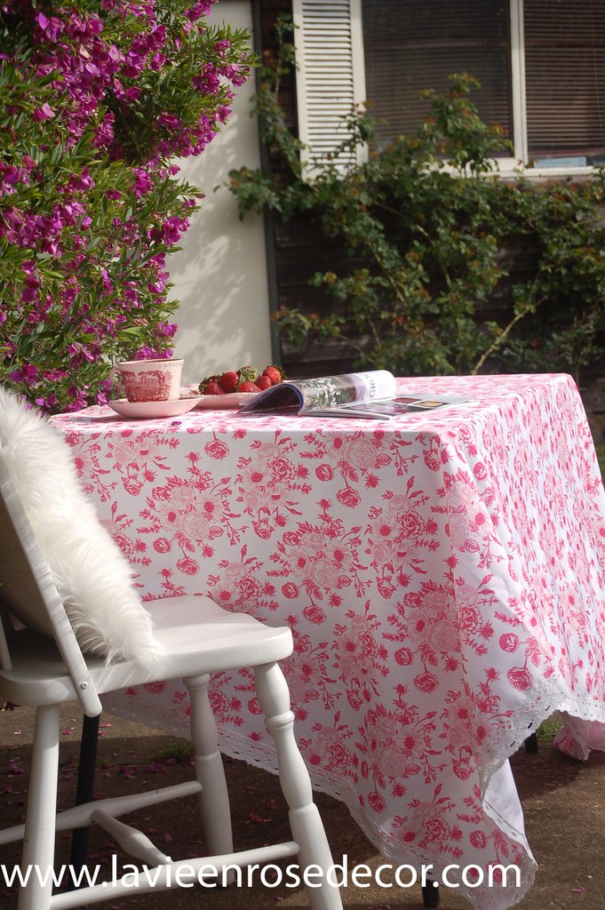 Mẫu số 6:  Khăn trải bàn - Hoa hồng Red Toile